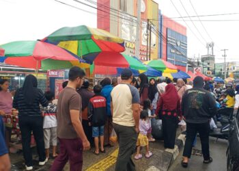 Hari Pertama Puasa, Warga Bontang Serbu Takjil di Jalan Ahmad Yani