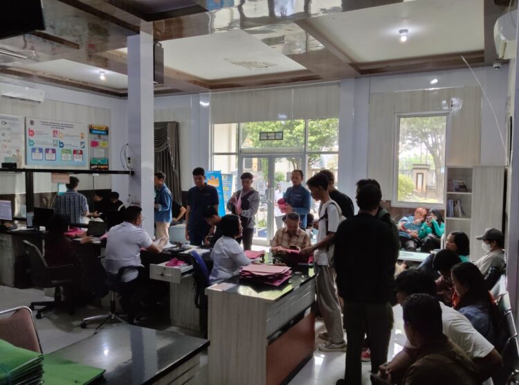 Kantor Disnaker Diserbu Pencari Kerja, Antusias Lamar Lowongan Pabrik Soda Ash