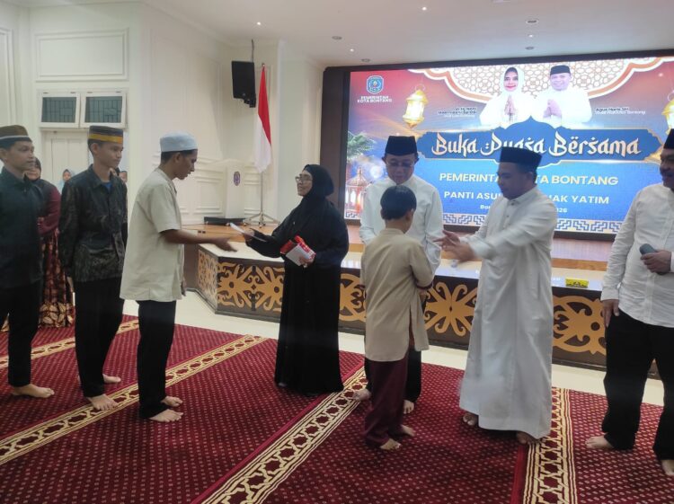Neni–Agus Haris Bukber Bersama Puluhan Anak Yatim, Ajak Warga Jaga Kebersihan Kota