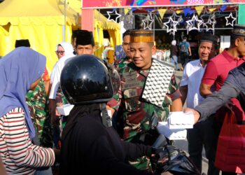 Berkah Ramadan, Dandim 0908/Bontang Bagi-bagi Takjil ke Pengendara