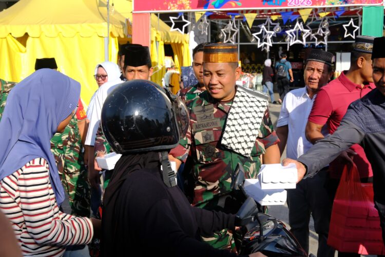 Berkah Ramadan, Dandim 0908/Bontang Bagi-bagi Takjil ke Pengendara