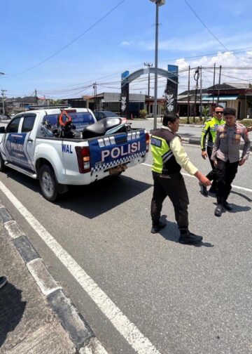 Tabrak Mobil Berhenti depan Gapura Jalan Manggis BTN PKT, Pemotor Dilarikan ke RSUD