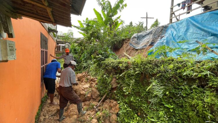 Hujan Deras Akibatkan Tanah Longsor di RT 03 Kanaan, 2 Rumah Terdampak Langsung