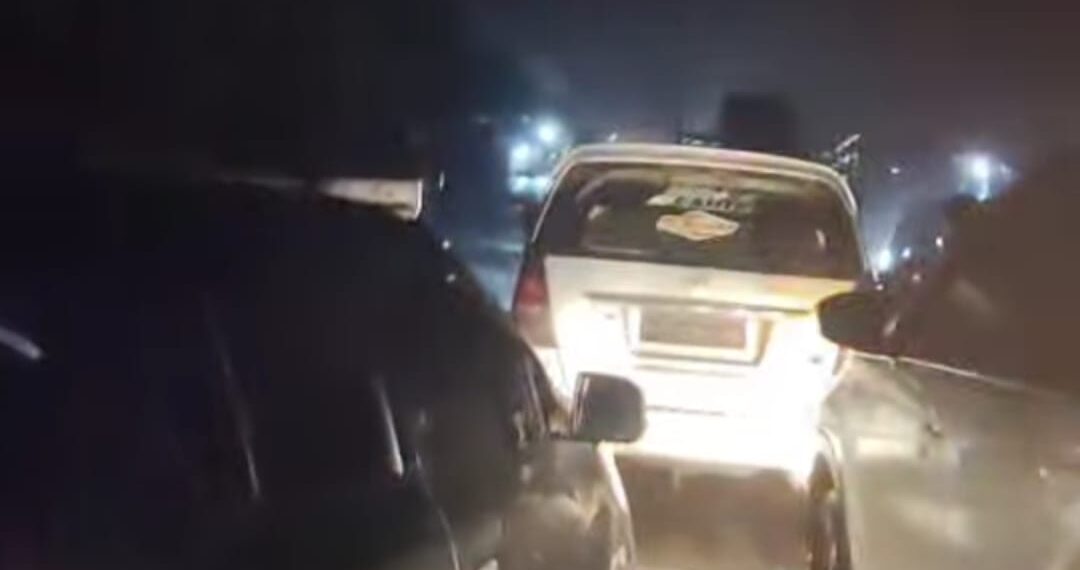 Tanah Datar Direndam Banjir, Jalan Poros Samarinda – Bontang Macet Total