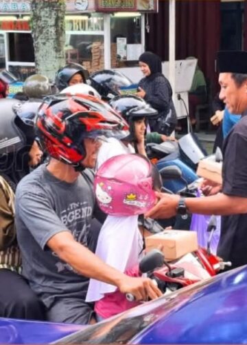 Bersama LPM dan Forum RT, Lurah Tanjung Laut Turun Langsung Berbagi Takjil