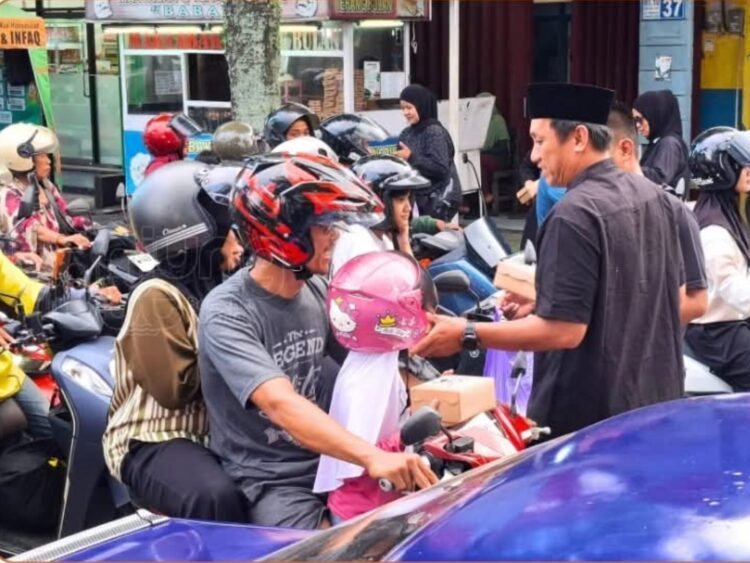 Bersama LPM dan Forum RT, Lurah Tanjung Laut Turun Langsung Berbagi Takjil