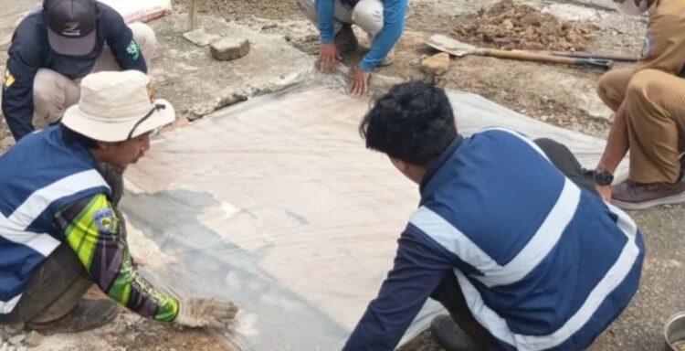 Tindak Lanjuti Aduan, Tim Bontang Reaksi Cepat Perbaiki Trotoar Jalan Bhayangkara