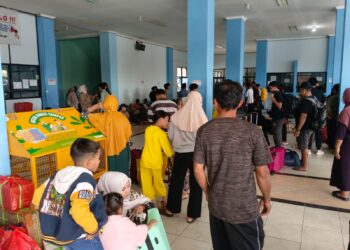 Pelabuhan Loktuan Mulai Padat! Catteley Belum Berangkat, Penumpang KM Egon Berdatangan