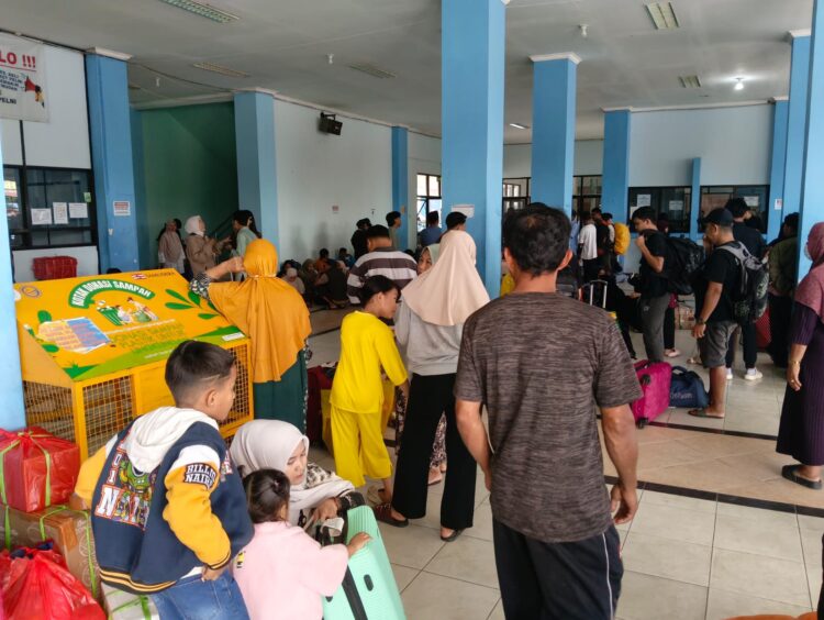 Pelabuhan Loktuan Mulai Padat! Catteley Belum Berangkat, Penumpang KM Egon Berdatangan