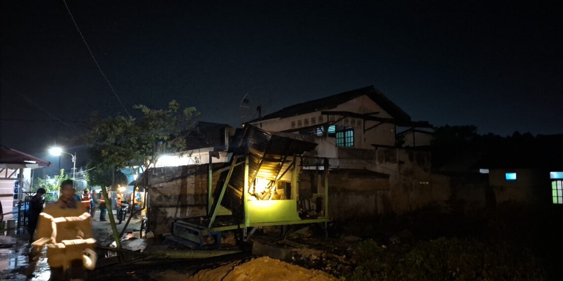 Pos Kamling Atletik 11 Kelurahan Api-Api Terbakar, Damkar Lakukan Pendinginan