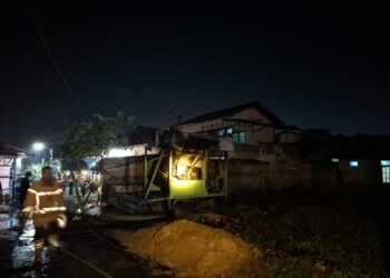 Pos Kamling Atletik 11 Kelurahan Api-Api Terbakar, Damkar Lakukan Pendinginan