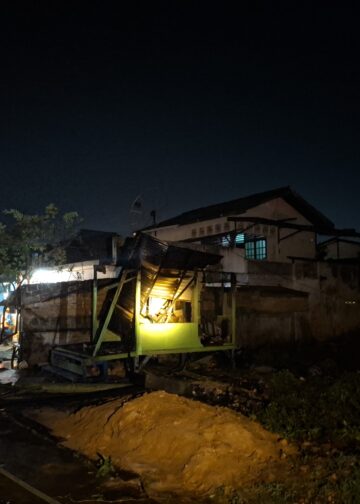 Pos Kamling Atletik 11 Kelurahan Api-Api Terbakar, Damkar Lakukan Pendinginan