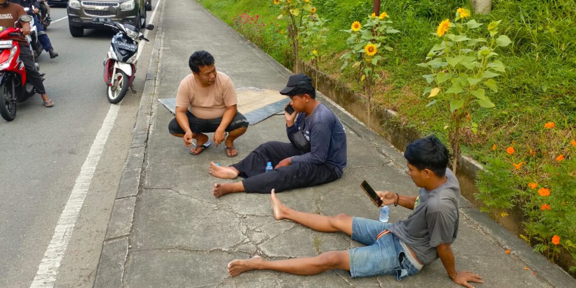 Dikira Ada Barang Jatuh, Brak! Sopir Pickap Tabrak Pembatas Jalan Cipto Mangunkusumo