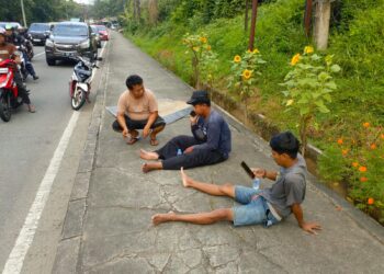 Dikira Ada Barang Jatuh, Brak! Sopir Pickap Tabrak Pembatas Jalan Cipto Mangunkusumo