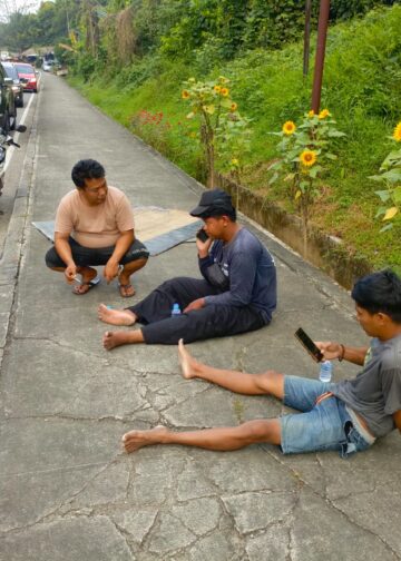 Dikira Ada Barang Jatuh, Brak! Sopir Pickap Tabrak Pembatas Jalan Cipto Mangunkusumo