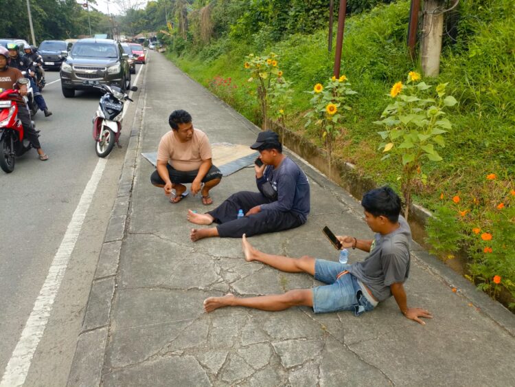 Dikira Ada Barang Jatuh, Brak! Sopir Pickap Tabrak Pembatas Jalan Cipto Mangunkusumo
