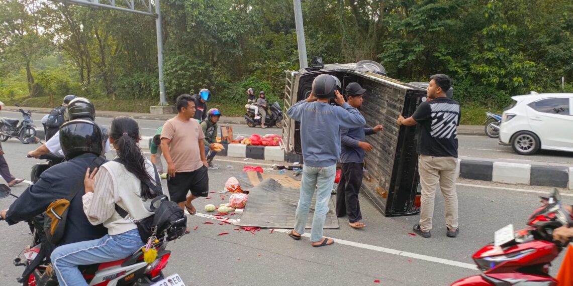 Diduga Ngantuk, Pagi-pagi Pickap Plat Sangatta Tabrak Pembatas Jalan Cipto Mangunkusumo