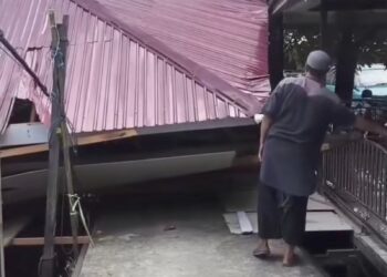 Diterjang Angin, Atap Rumah warga di Bontang Baru Amruk