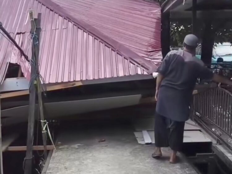 Diterjang Angin, Atap Rumah warga di Bontang Baru Amruk