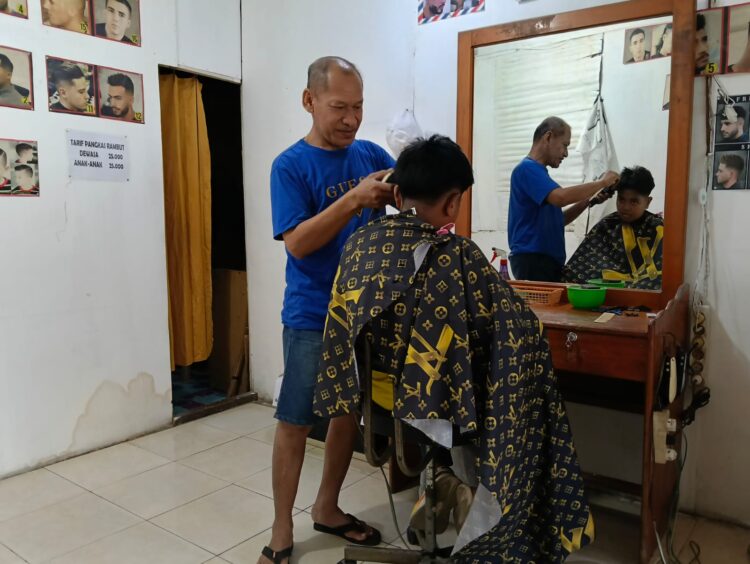 Tukang Ckur Rambut di Bontang Mulai Banjir Orderan (Foto/Isan)