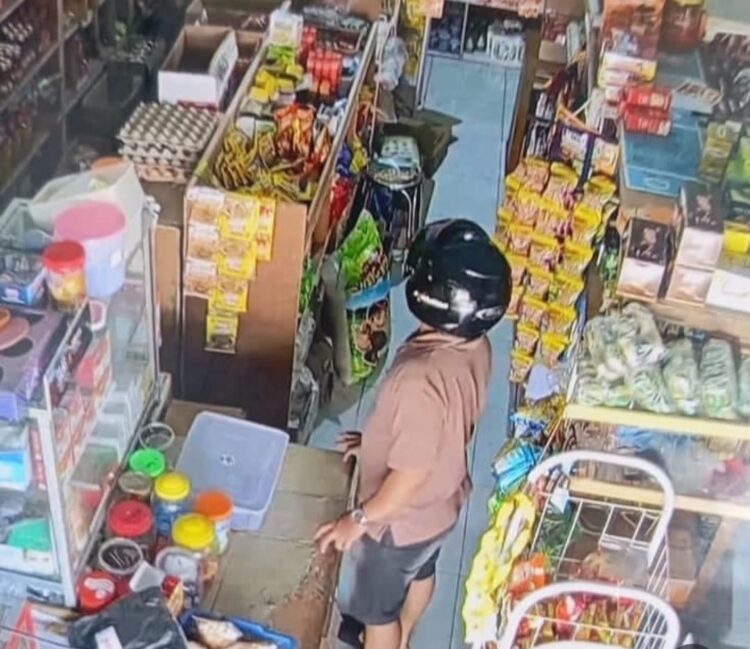 Terekam CCTV, Aksi Seorang Pria Curi Puluhan Bungkus Rokok di Toko Gabby Lengkol