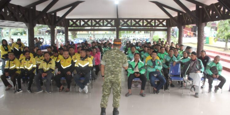 Momen Dandim Kolonel Inf Ardiansyah Berbagi Bingkisan Sembako Kepada Puluhan Ojol