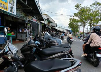 H-3 Lebaran! Pasar Malam Berbas Mulai Ramai Pembeli, Jeans Anak Paling Dicari