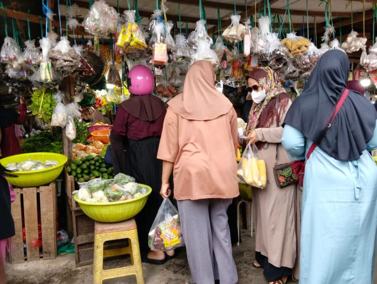 H-3 Lebaran Idul Fitri 2026, Pasar Seng Tanjung Limau Dipadati Pengunjung