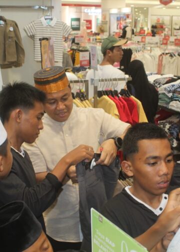 Dandim 0908/Bontang Bawa Anak Panti Asuhan Daarul Aitam Borong Baju di City Mall