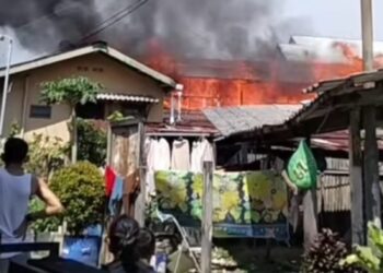 Kebakaran Besar di Berebas Tengah, Damkar Berjibaku 1,5 Jam