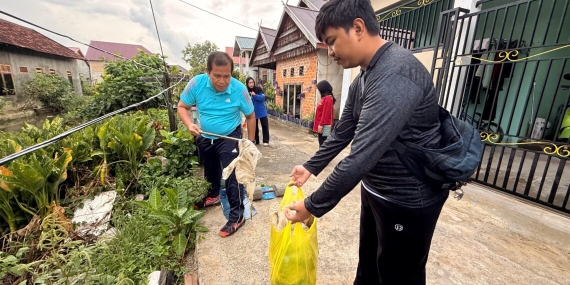 Pegawai Disnaker Bontang Kerja Bakti di Tanjung Laut, Dorong Budaya Hidup Bersih