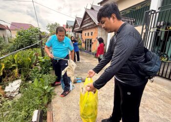 Pegawai Disnaker Bontang Kerja Bakti di Tanjung Laut, Dorong Budaya Hidup Bersih
