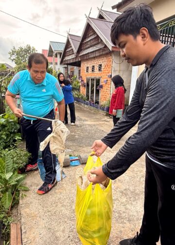 Pegawai Disnaker Bontang Kerja Bakti di Tanjung Laut, Dorong Budaya Hidup Bersih