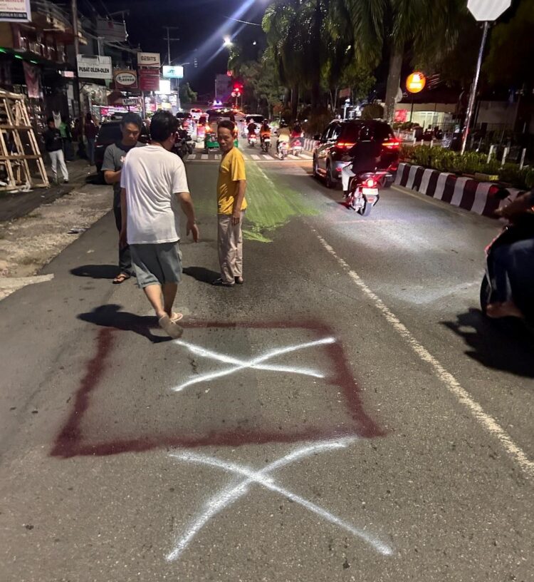 Warga Inisiatif Tandai Jalan Amblas dekat Plaza Bontang, Semalam 2 Pemotor Jatuh