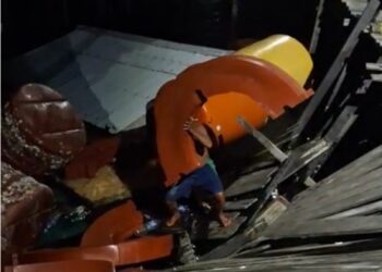Diduga Lapuk Dimakan Usia, Rumah Sampah di Malahing Roboh