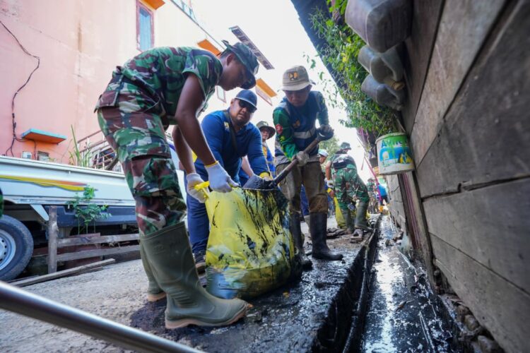 Penuh Kebersamaan, Satgas TMMD Gotong Royong Bersihkan Pasar Taman Rawa Indah