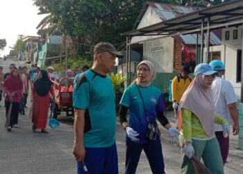 Guyub Rukun! Warga RT 44 Loktuan Kompak Kerja Bakti Bersihkan Lingkungan