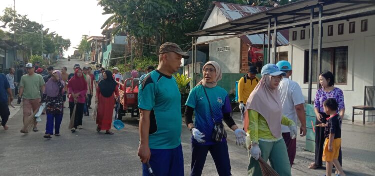 Guyub Rukun! Warga RT 44 Loktuan Kompak Kerja Bakti Bersihkan Lingkungan