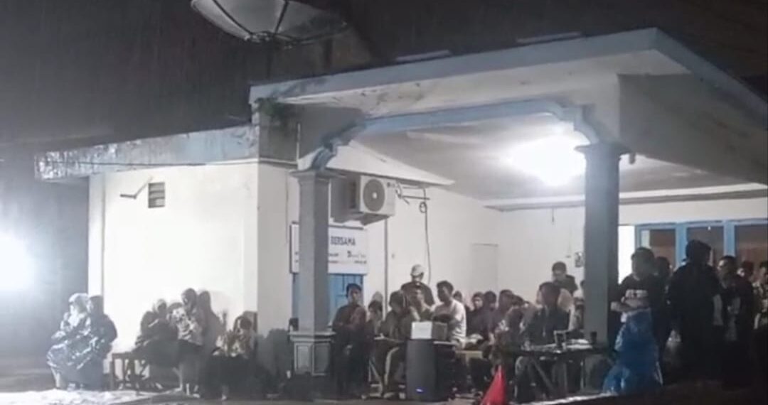 FJB & Lentera Muda Gelar Nobar Film ‘Pesta Babi’, Warga Bontang Rela Hujan-hujanan