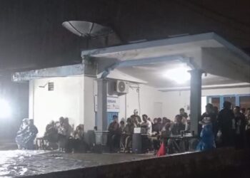 FJB & Lentera Muda Gelar Nobar Film ‘Pesta Babi’, Warga Bontang Rela Hujan-hujanan