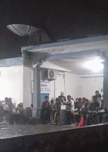FJB & Lentera Muda Gelar Nobar Film ‘Pesta Babi’, Warga Bontang Rela Hujan-hujanan