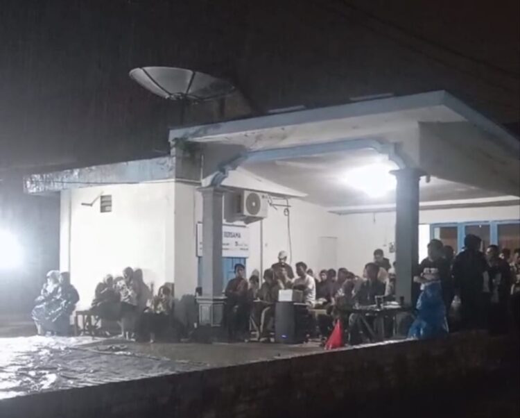 FJB & Lentera Muda Gelar Nobar Film ‘Pesta Babi’, Warga Bontang Rela Hujan-hujanan