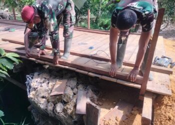 Jembatan di Kampung Masdarling Hampir Rampung, Satgas TMMD Tak Kenal Libur