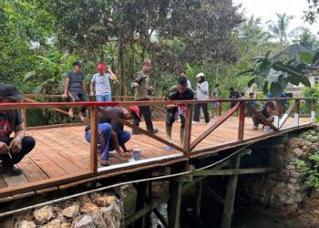 Pembangunan Jembatan TMMD di RT 26 Masdarling Memasuki Tahap Pengecatan