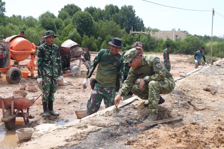 Dansatgas TMMD Tinjau Pengerjaan Jalan di Bontang Kuala, Sudah Tahap Plaster Pondasi