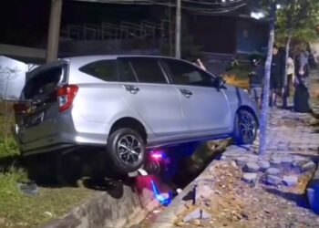 Kecelakaan di Tanjakan S Parman, Calya Mundur Pengendara Motor Dilarik ke RSUD