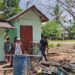 Tahap Finishing MCK di Anggana, Satgas TMMD Kodim Bontang Mulai Cat Dinding