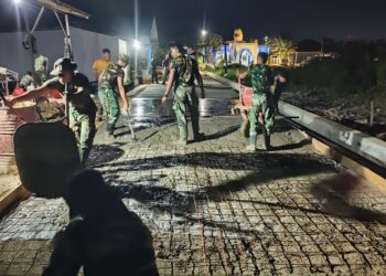 Bakal jadi Kenangan, Satgas TMMD Bontang dan Warga Ngecor Jalan Hingga Malam