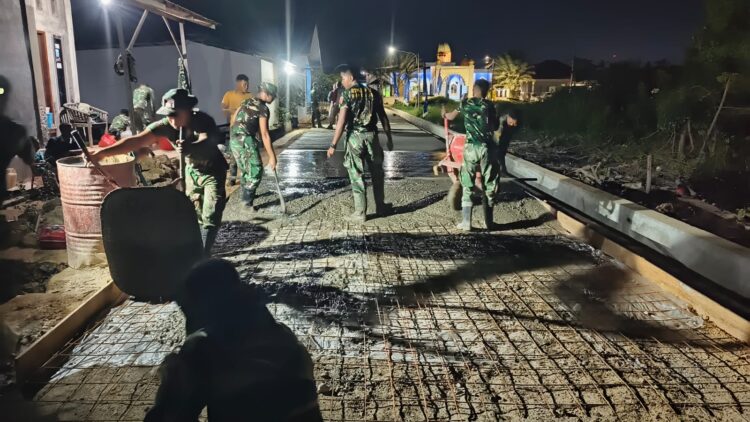 Bakal jadi Kenangan, Satgas TMMD Bontang dan Warga Ngecor Jalan Hingga Malam
