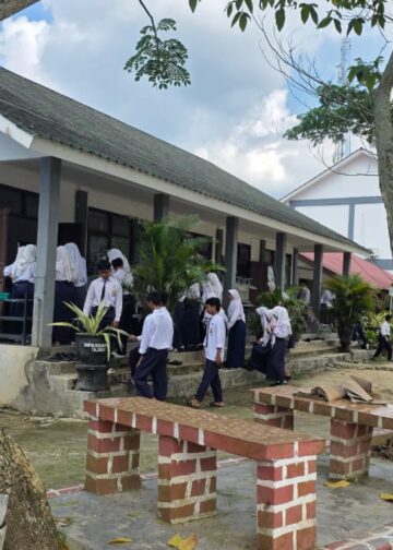 SMPN 9 Bontang Apresiasi Disiplin Siswa Pesisir yang Tak Pernah Terlambat